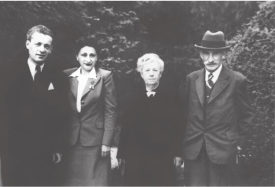 József Debreczeni con sus padres y su esposa. Solo József sobrevivió a  Auschwitz; los demás fueron asesinados a su llegada al campo.
