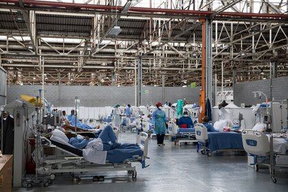 Pacientes internados en Puerto Elizabeth, Sudáfrica que padecen COVID-19 y están en recuperación (Samantha Reinders/The New York Times)