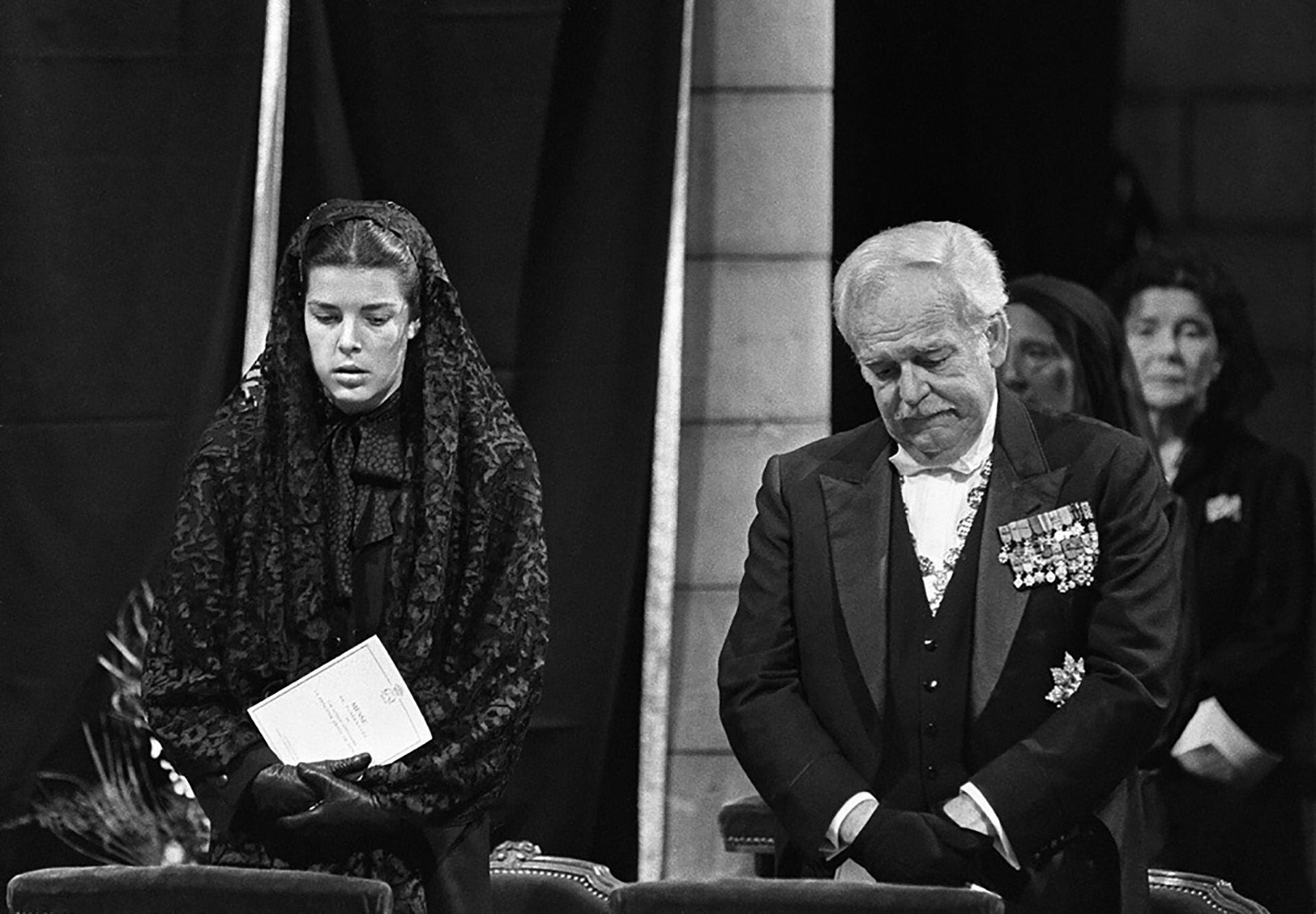 Rainiero y su hija Carolina en el funeral de Grace Kelly (Casa Real de Monaco)