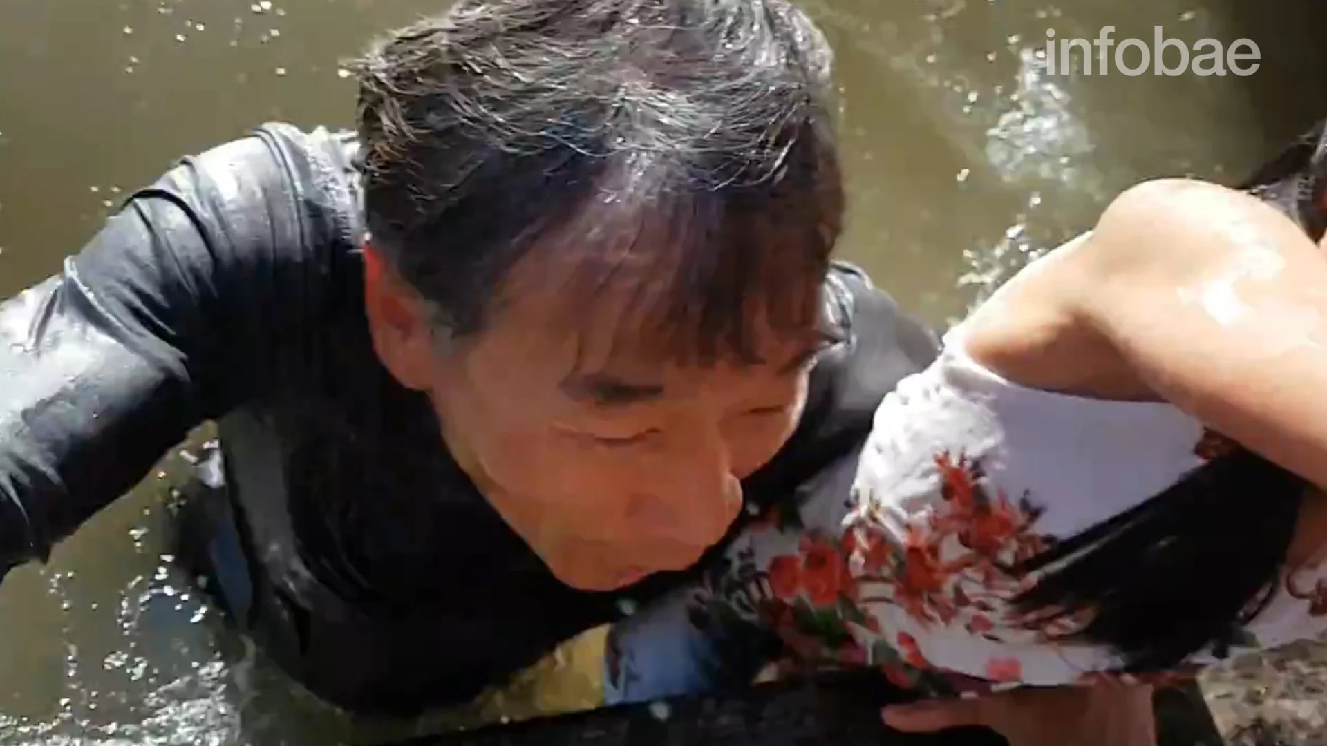 En el momento en que un presunto familiar de la niña se lanza al agua para rescatarla (Michael Fujiwara/YouTube)