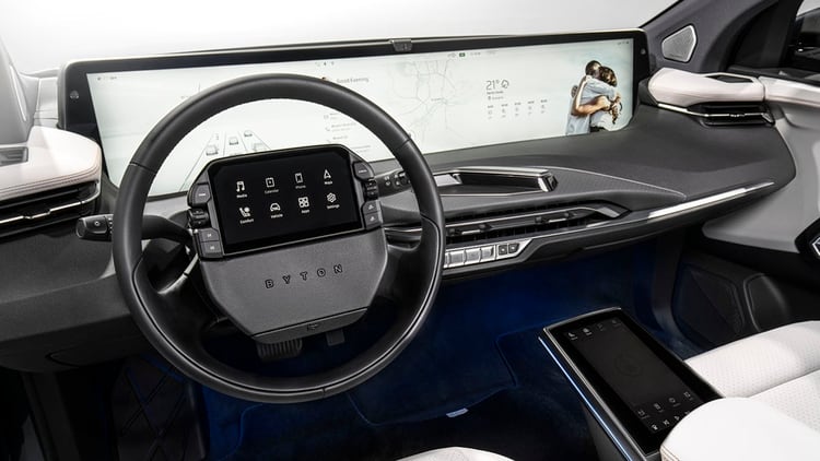 El tablero se controla con las tablets que están en el volante y a la derecha de la posición del conductor. 