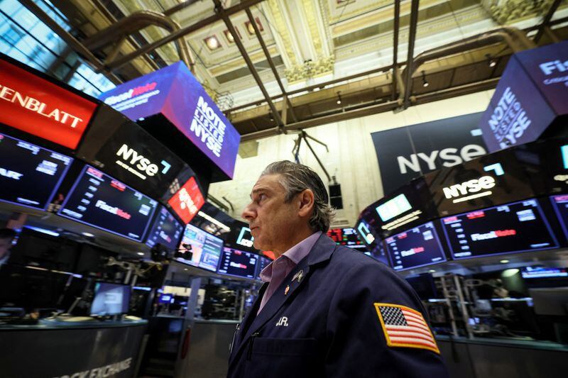 Operadores trabajan en la Bolsa de Nueva York (NYSE) en Nueva York, Estados Unidos (REUTERS/Brendan McDermid/Archivo)