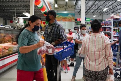 People wear facemasks in grocery store in Ciudad Juarez, Mexico on August 2, 2020. (Photo by Bryan R. Smith / AFP)