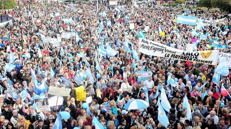 Miles de personas se juntaron en Morón para apoyar a María Eugenia Vidal