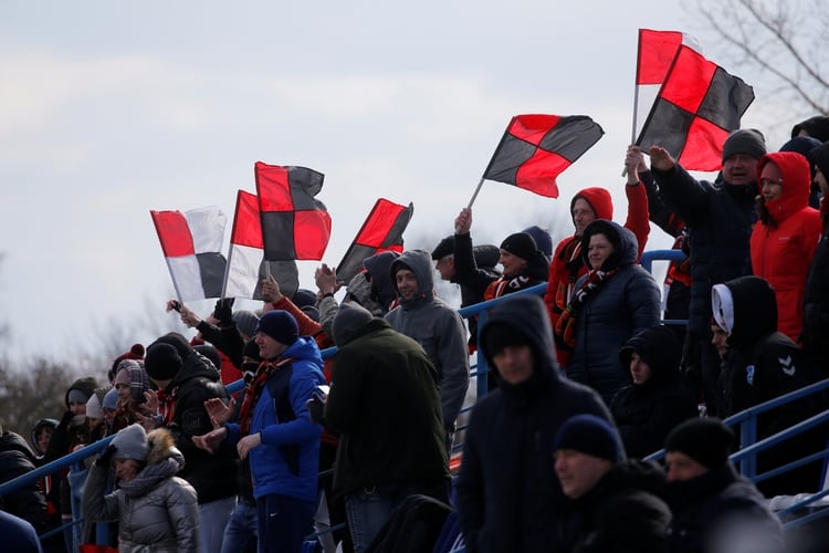 Fanáticos de Bielorrusia flamean las banderas con los colores de su equipo. Foto: REUTERS/Vasily Fedosenko