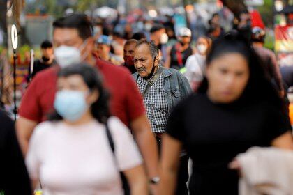 Por región, América sigue siendo la más devastada, con alrededor de 17,6 millones de infectados, seguida por el sur de Asia (7,7 millones) y Europa (6,6 millones) (REUTERS)