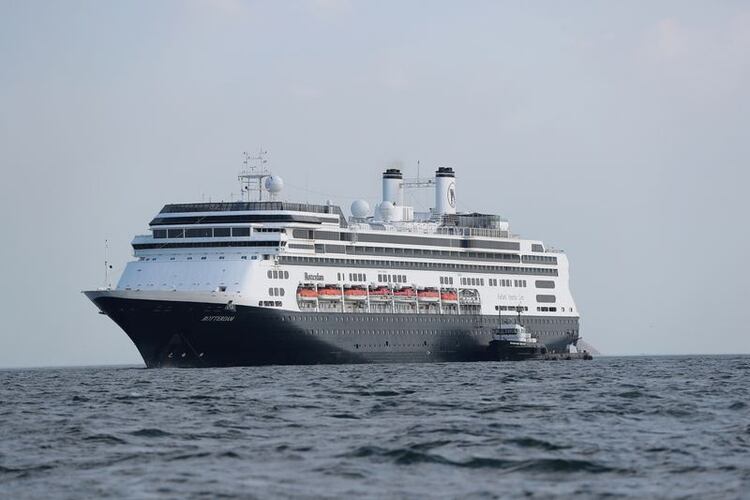 Imagen de archivo. Un buque de suministros es visto junto al crucero Zaandam, donde murieron cuatro pasajeros, fotografiado desde la costa de Ciudad de Panamá, Panamá. 27 de marzo de 2020. REUTERS/Erick Marciscano
