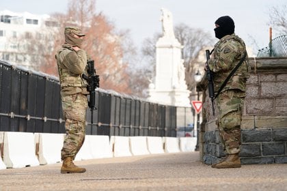 Miembros de la Guardia Nacional de Estados Unidos custodian el Capitolio para evitar que se repitan escenas como las del 6 de enero (REUTERS/Joshua Roberts)