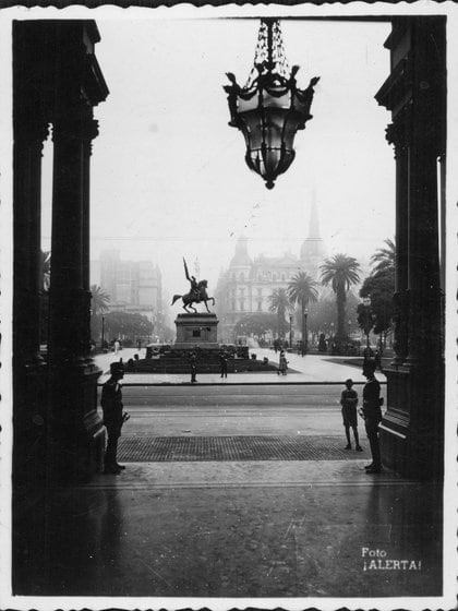 El monumento a Belgrano en Plaza de Mayo (Archivo General de la Nación)