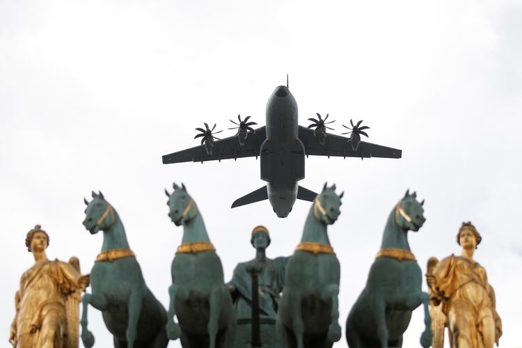 Un transporte militar Airbus A400M volando sobre el Arco del Triunfo (REUTERS/Benoit Tessier)