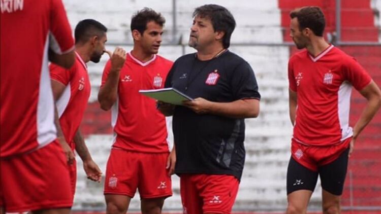 Caruso Lombardi no seguirá en San Martín de Tucumán en el Nacional B (@LaPaginaCiruja)