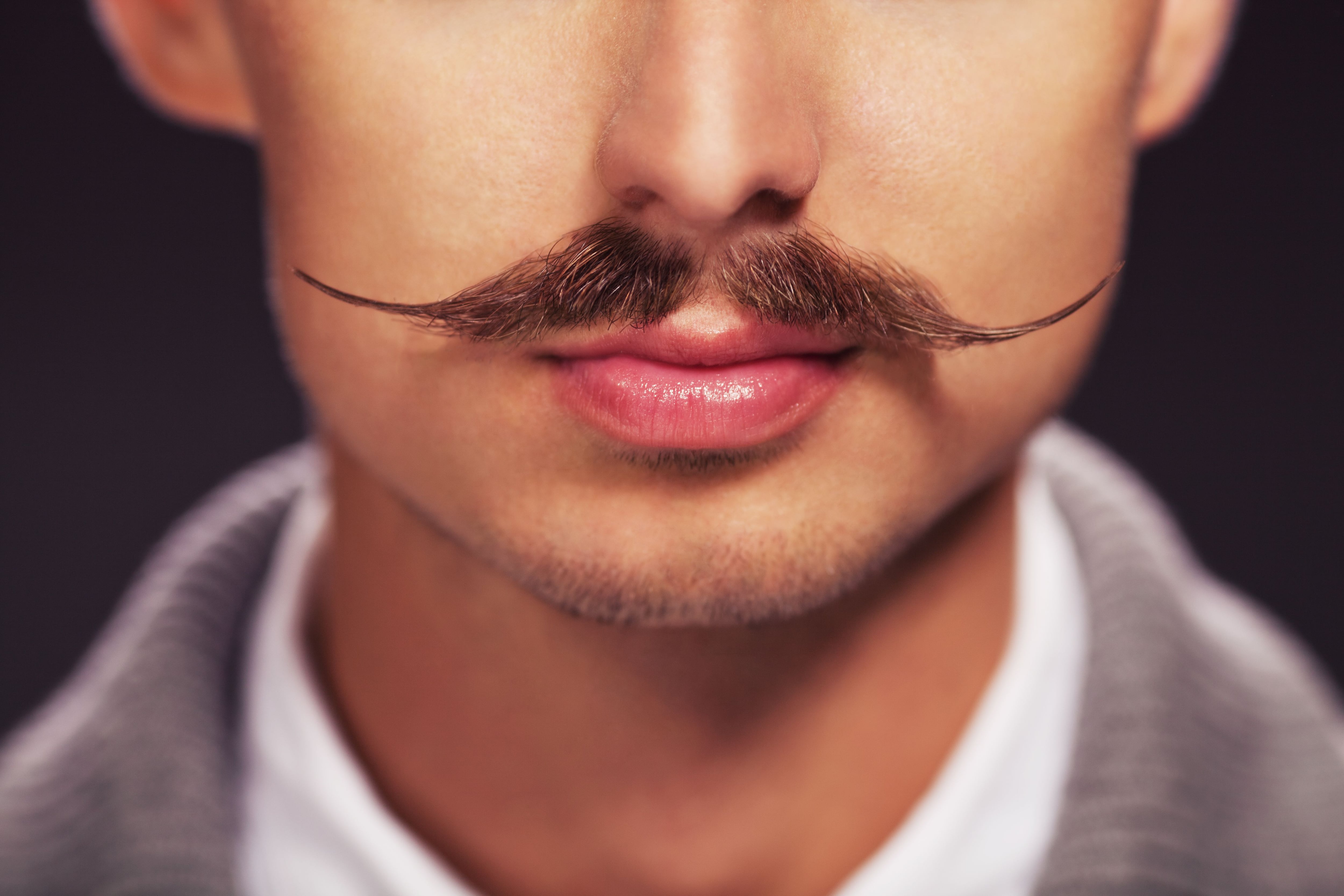 El bigote perfilado, en algunos casos, es señal de prolijidad en una persona, de acuerdo a lo planteado por el barbero Adrían Centi