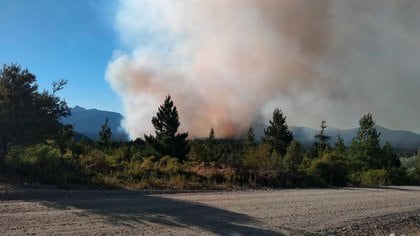 Habitantes de El Maitén, Lago Puelo, Las Golondrinas y Cholila “trabajan en la construcción de fajas cortafuego para controlar focos secundarios que se desprenden del frente de avance (Facebook Ernest Dearg)