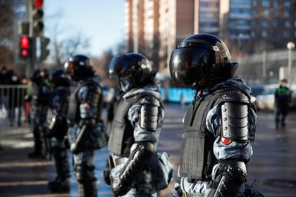 Frente al tribunal se registra una fuerte presencia policial (REUTERS/Maxim Shemetov)