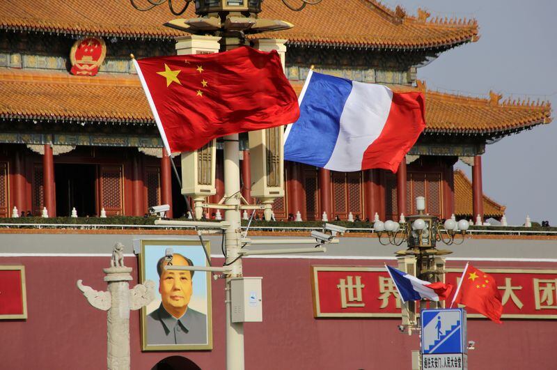 El espionaje chino es el “desafío de nuestra generación”, aseguró Wray supera a la Guerra Fría (REUTERS)