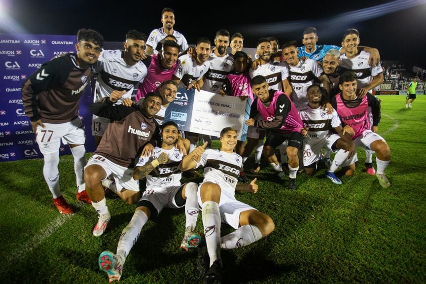 El festejo de los jugadores de Platense tras su triunfo (Copa Argentina)