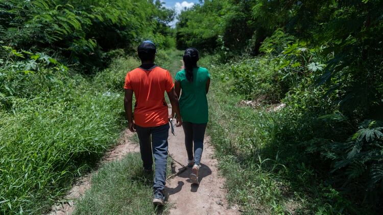 Amalia y su pareja, Andrés, en el camino de la Comunidad El Tráfico rumbo a su casa