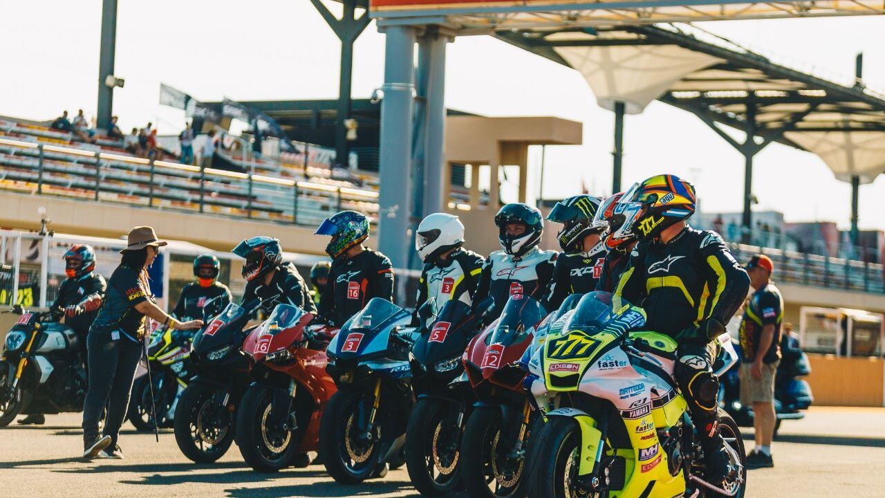Todos los participantes del SBK Hospitality Club Track Experience en la pista del Circuito El Villacum de San Juan (Prensa WorldSBK San Juan)