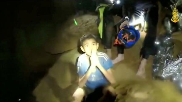 El entrenador de losÂ menores les enseÃ±Ã³ a meditar para que sobrellevaran las duras condiciones de la cueva. (Thai Navy Seal/Reuters)