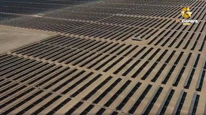Imagen aérea de una inmensa granja de energía solar