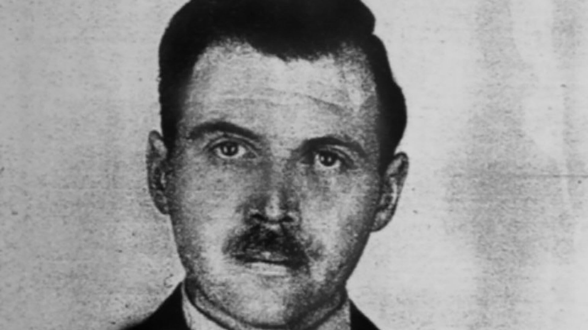 Con bigote. Josef Mengele, con su rostro un poco cambiado.