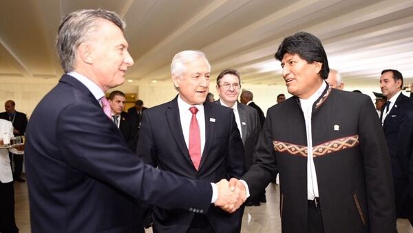 Mauricio Macri saluda a Evo Morales (EFE)