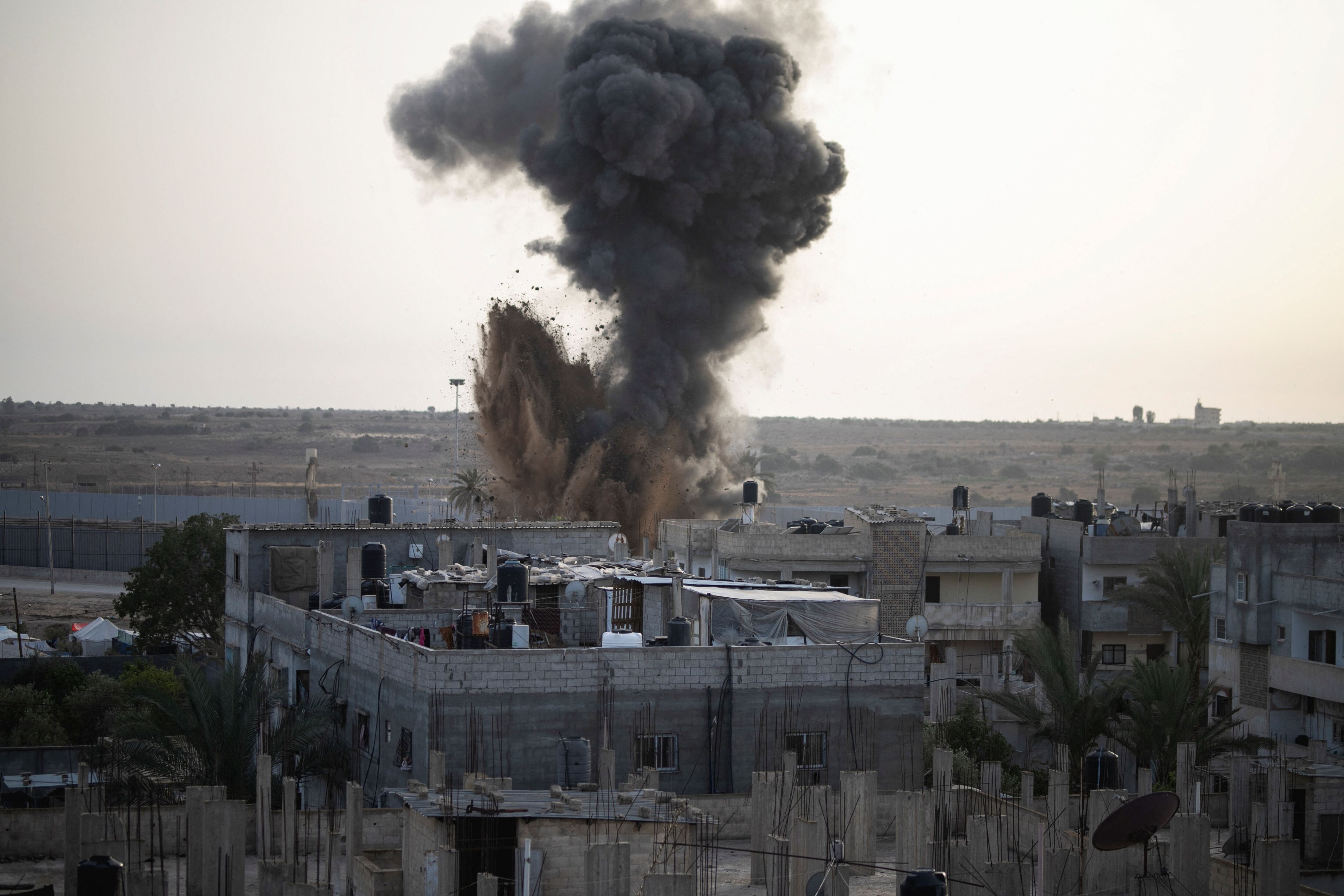 El humo se eleva tras ataques israelíes en Rafah, en el sur de la Franja de Gaza. (REUTERS/Mahdy Zourob)