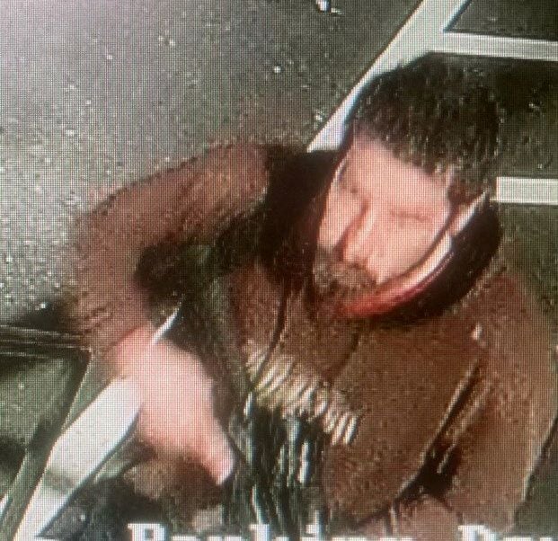 Un hombre identificado como sospechoso por la policía apunta con lo que parece ser un rifle semiautomático, en Lewiston, Maine. REUTERS