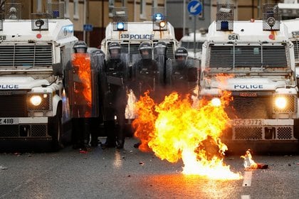 Fuerzas de seguridad en Belfast se enfrentan a los manifestantes (REUTERS/Jason Cairnduff)