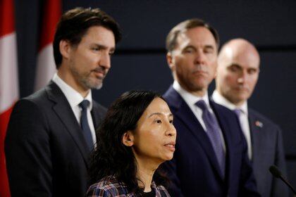 La directora de Salud Pública de Canadá, Theresa Tam, asiste a una conferencia de prensa junto al primer ministro Justin Trudeau (Reuters)