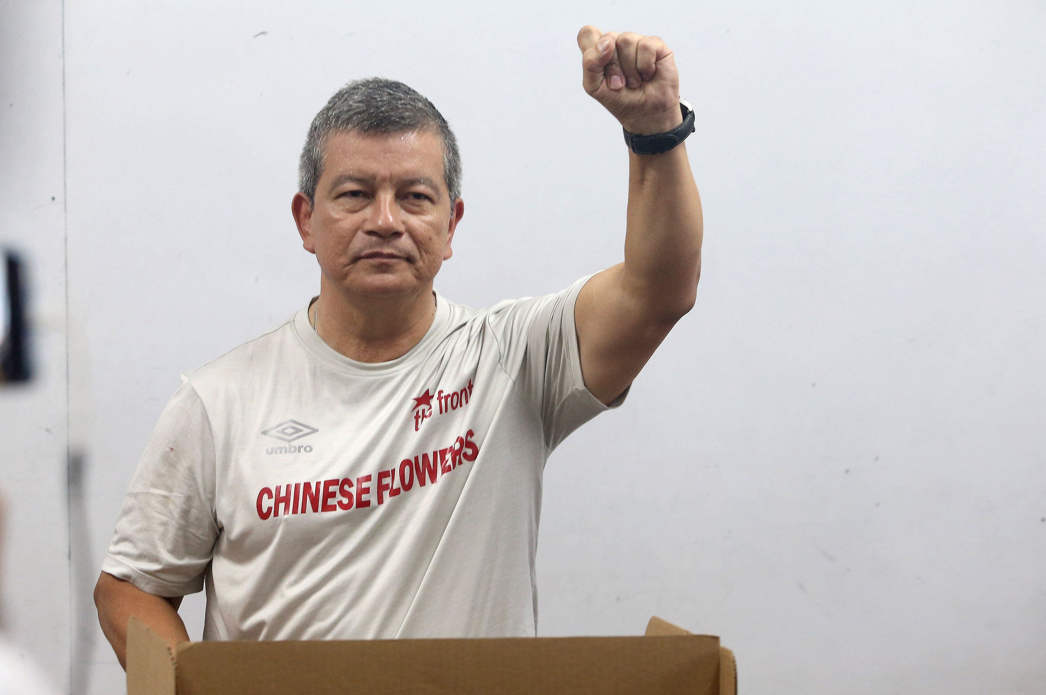 El candidato presidencial del Frente Farabundo Marti para la Liberación Nacional (FMLN), Manuel Flores ejerció el voto en el centro escolar José Dolores Larreynaga. (EFE/Javier Aparicio)

