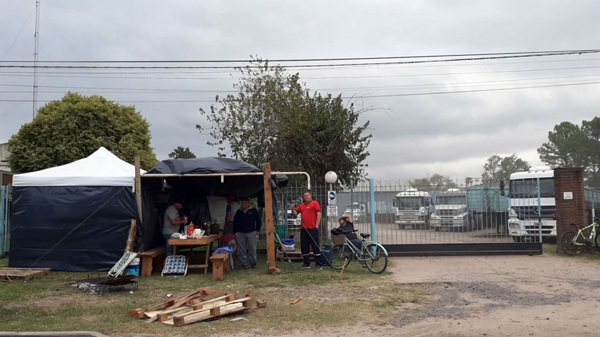 El Sindicato de Camioneros mantiene bloqueada la empresa Dolzani en Santa Fe