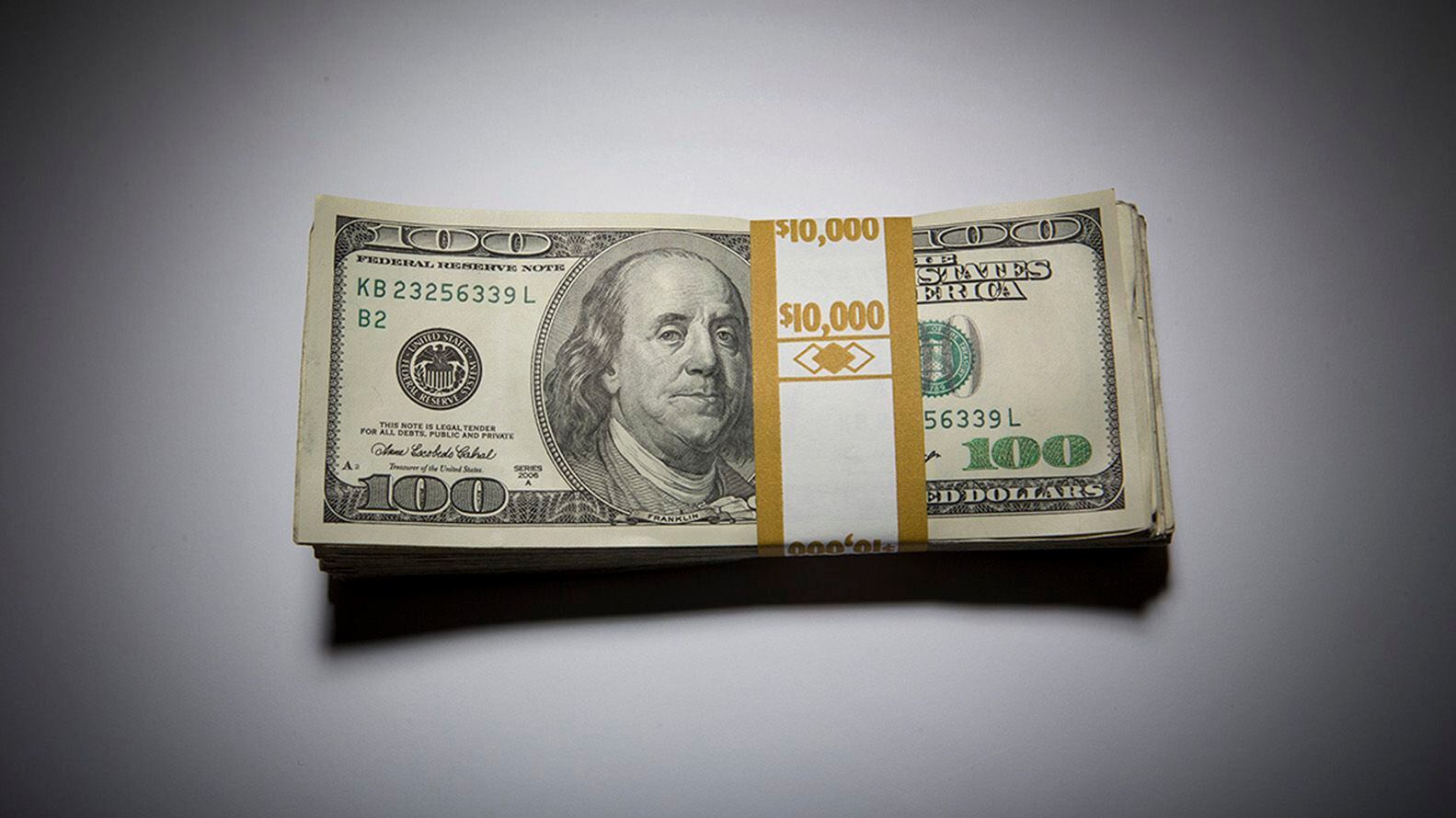 El candidato de la La Libertad Avanza ha anunciado su intención de cerrar el Banco Central (BCRA) y sustituir al peso por el dólar como moneda de curso legal (Bloomberg)