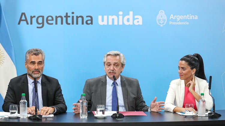 El presidente Alberto Fernández y los directores de la ANSeS y el PAMI, Alejandro Vanoli y Luana Volnivich, en el anuncio del aumento de las jubilaciones