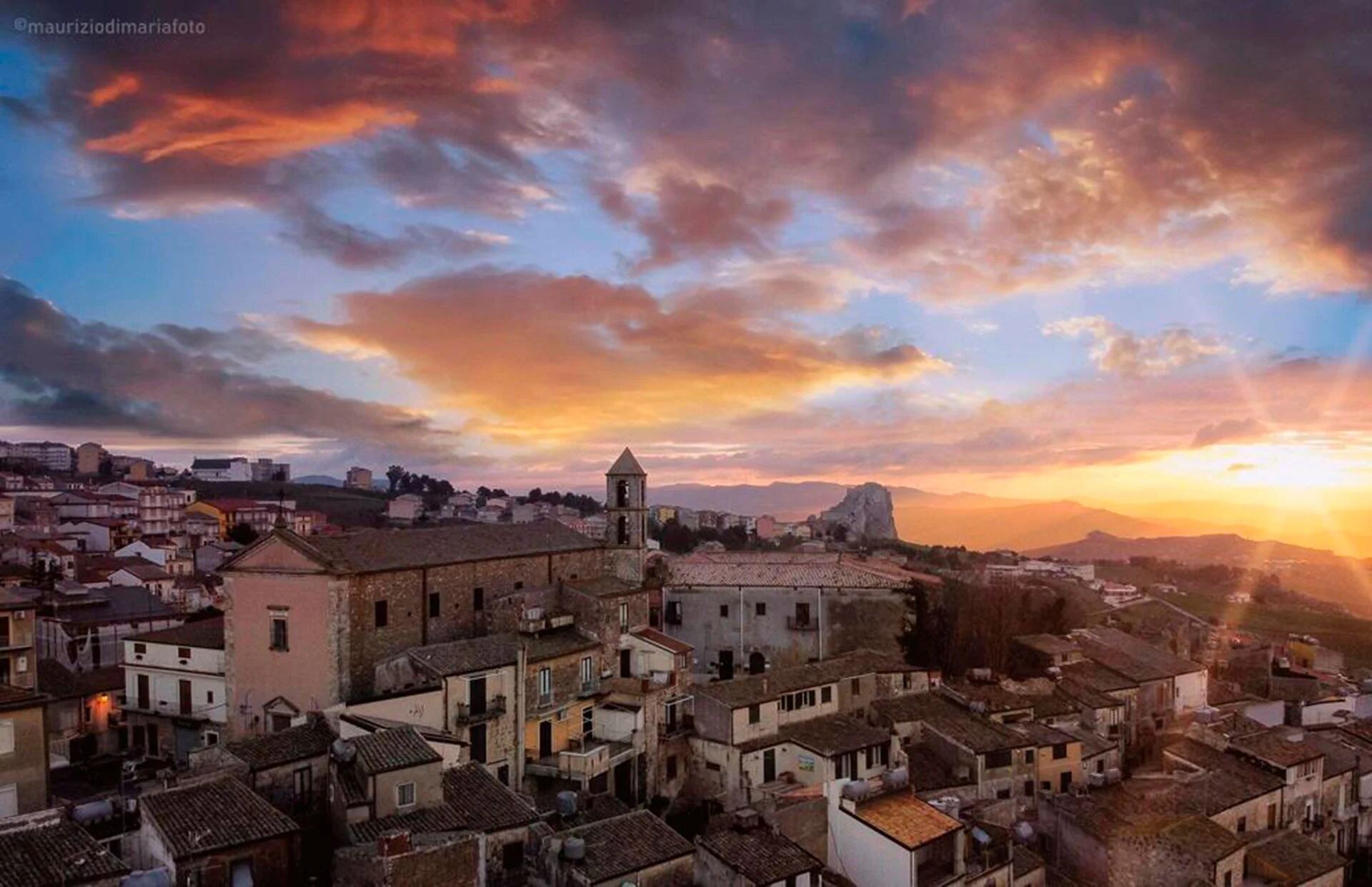 La experiencia de 30 rosarinos que compraron sus casas “a un euro” y van a repoblar una pequeña ciudad de Sicilia 