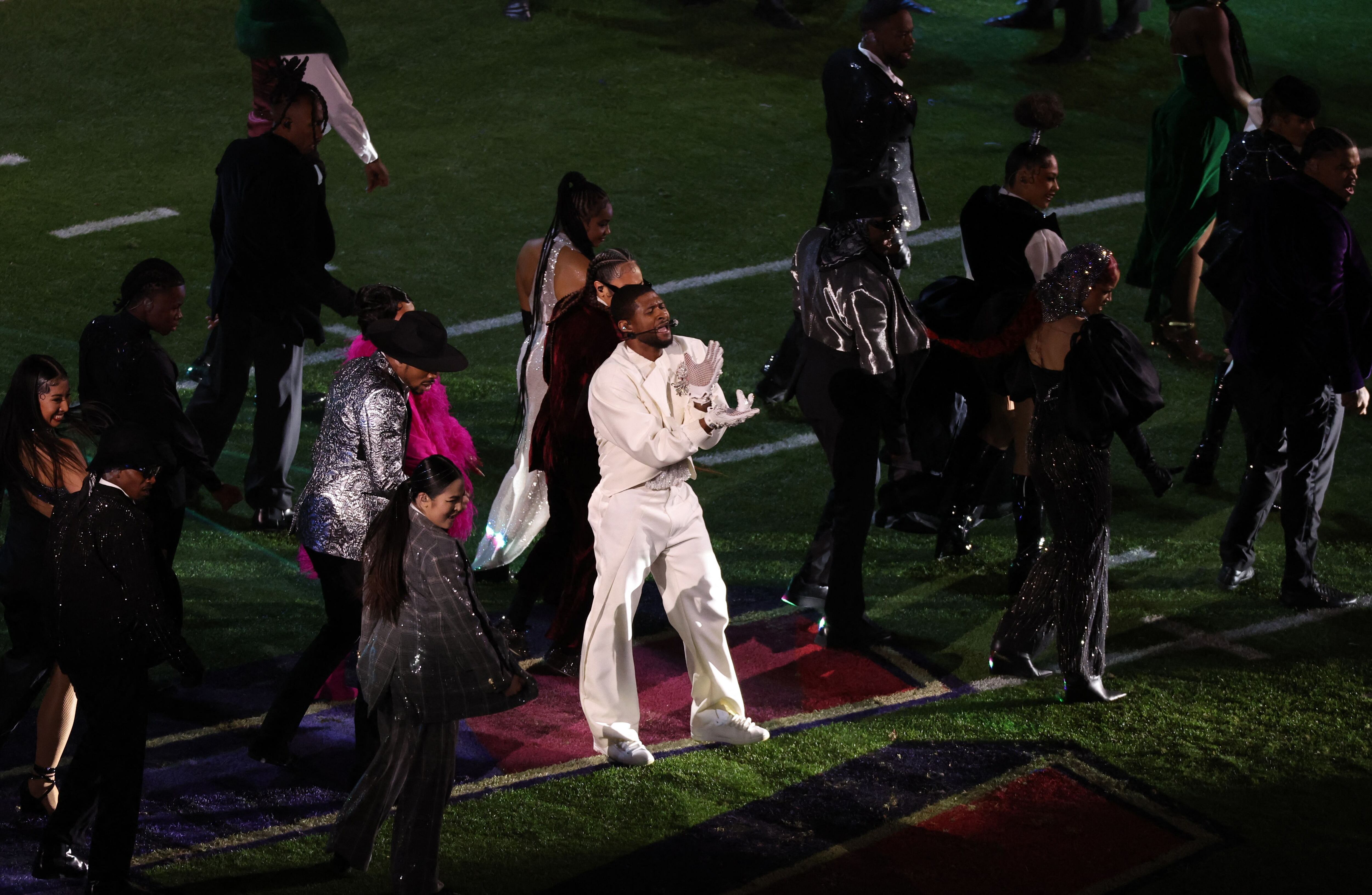 El ingreso de Usher con una vestimenta blanca con detalles plateados (Foto: Reuters)