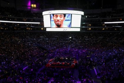 Una postal del Memorial que se realizó en homenaje a Kobe Bryant y su hija Gianna en el Staples Center un mes después de su muerte (Reuters)