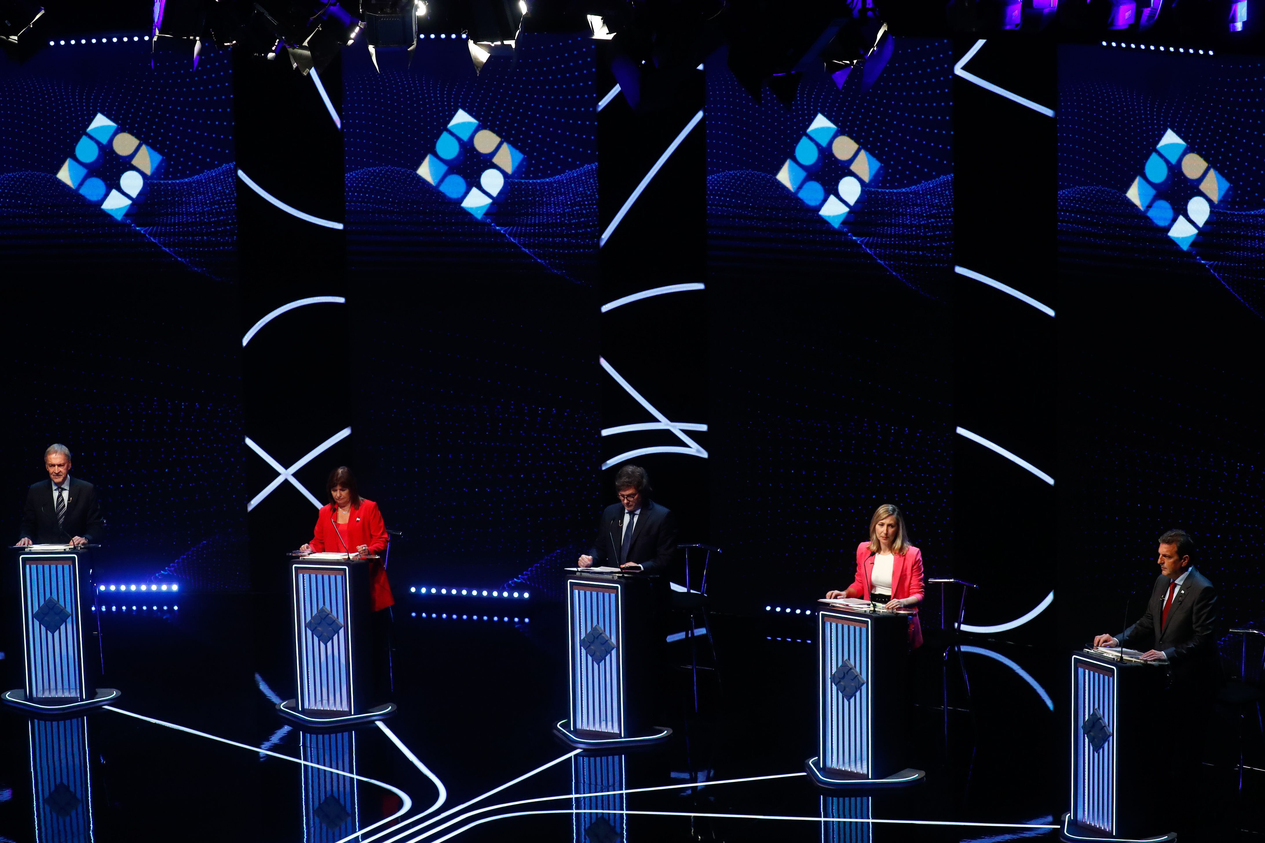 Los cinco candidatos en el segundo debate previo a los comicios del 22 de octubre EFE/ Agustín Marcarian POOL
