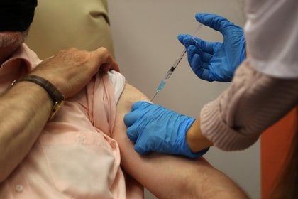 Se supone que las vacunas que ya se están aplicando en algunos países serían efectivas ante la nueva cepa