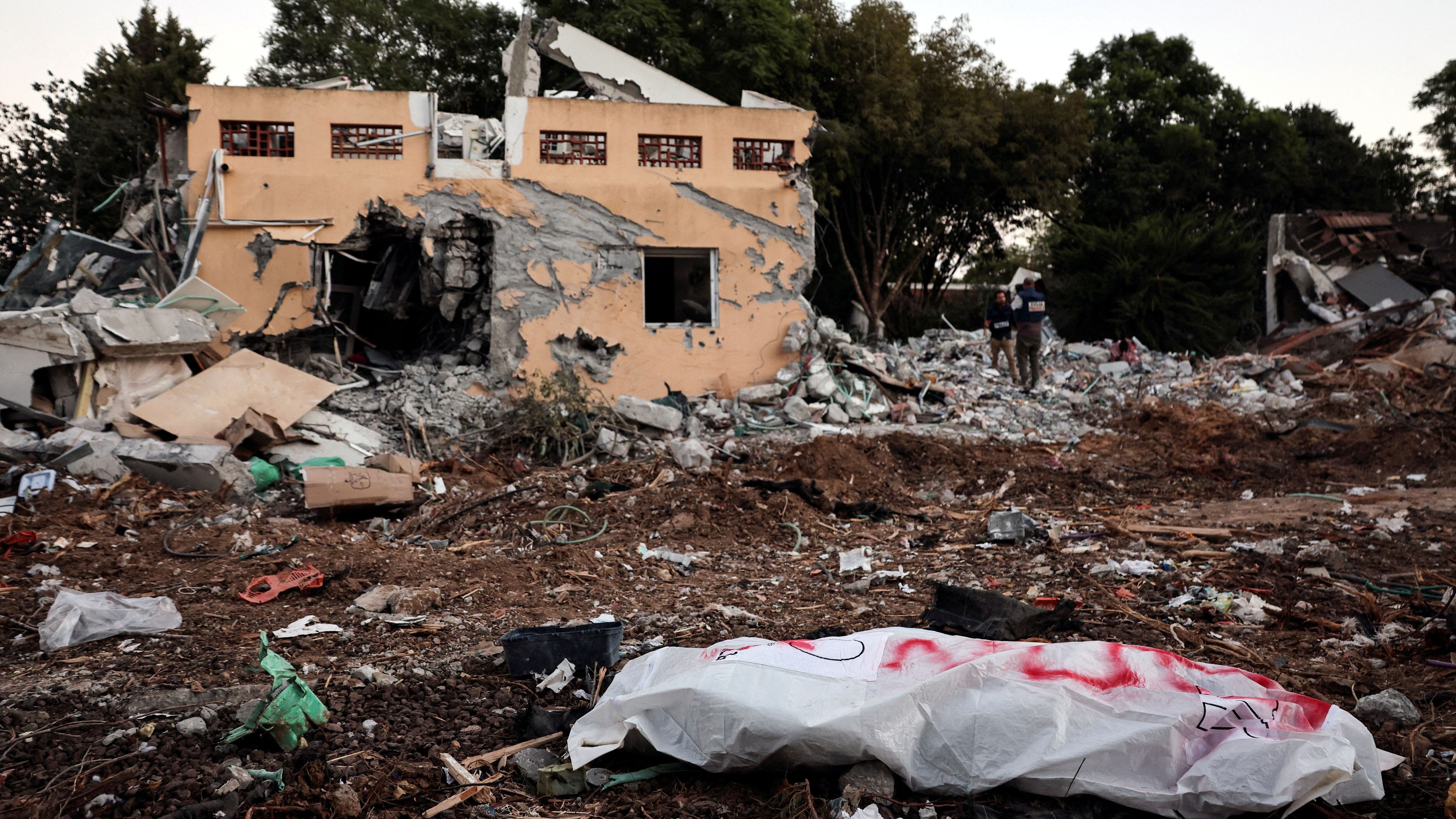 Un cadáver yace en el suelo tras una infiltración masiva de terroristas armados de Hamas desde la Franja de Gaza, en el kibutz Beeri, en el sur de Israel, el 11 de octubre de 2023. REUTERS/Violeta Santos Moura