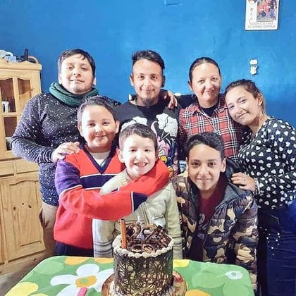 La familia Villanueva. (Desde arriba a la izquierda). Papá Marcelo (44); Brian (22); Mamá Soledad (41); Dara (18); Mateo (10); Diago (7); y Dylan (13). 