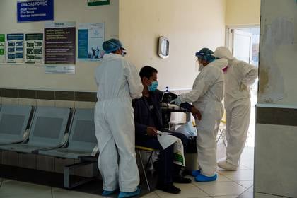 Personal médico examina a un hombre durante el brote de la enfermedad por coronavirus (COVID-19) en Tijuana, México, 23 de abril de 2020. REUTERS/Ariana Drehsler