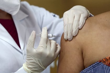 La tercera fase de estudio de la vacuna se estima concluya a finales del presente año (Foto: Reuters/Diego Vara)