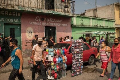 Venta de mascarillas en las afueras de Ciudad de Guatemala. La pandemia ha arrasado la región, dejando más de 180.000 muertos (Daniele Volpe para The New York Times)