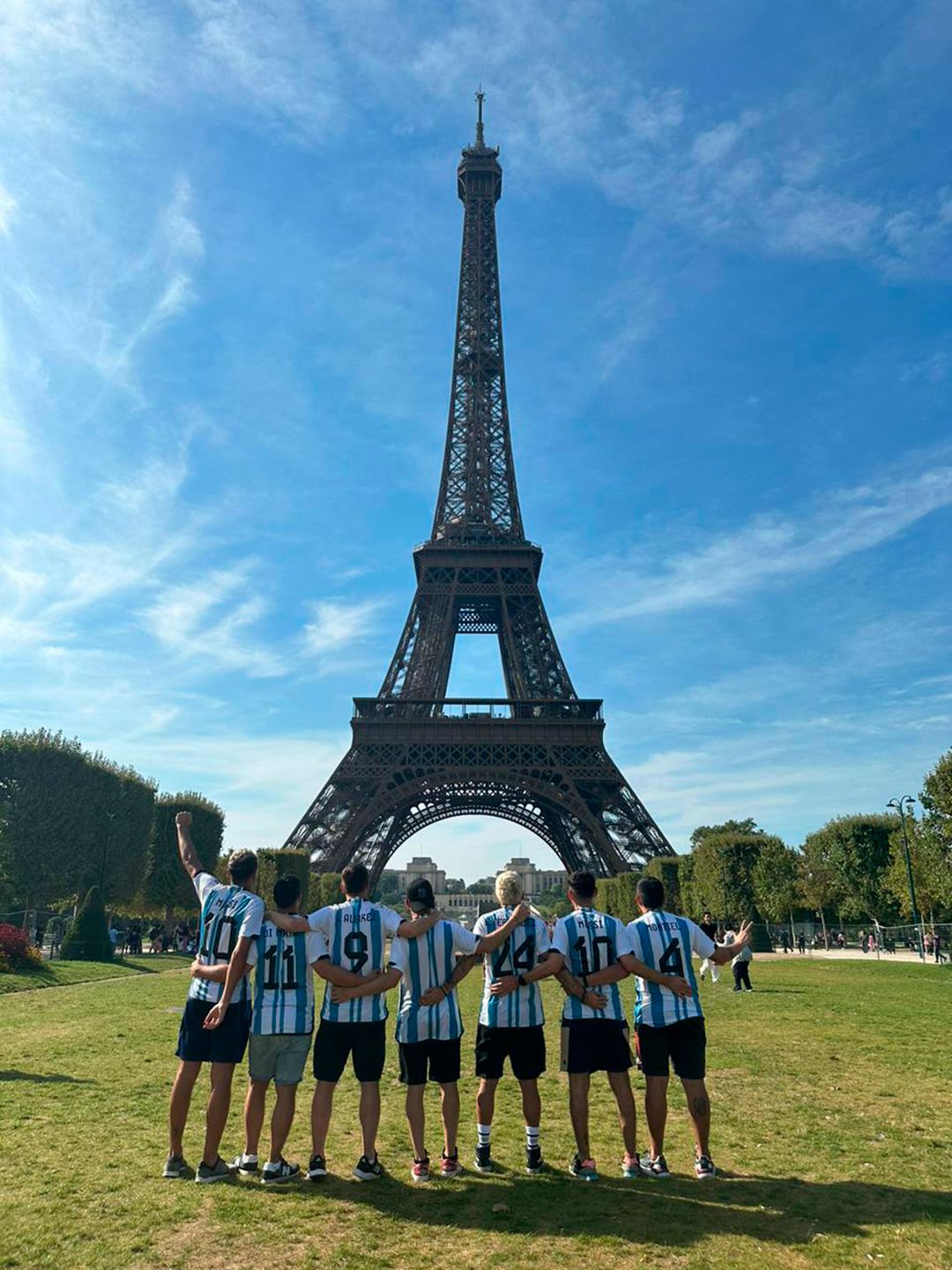 Hinchas de Argentina que reeditaron el gol de Di María en la torre Eiffel