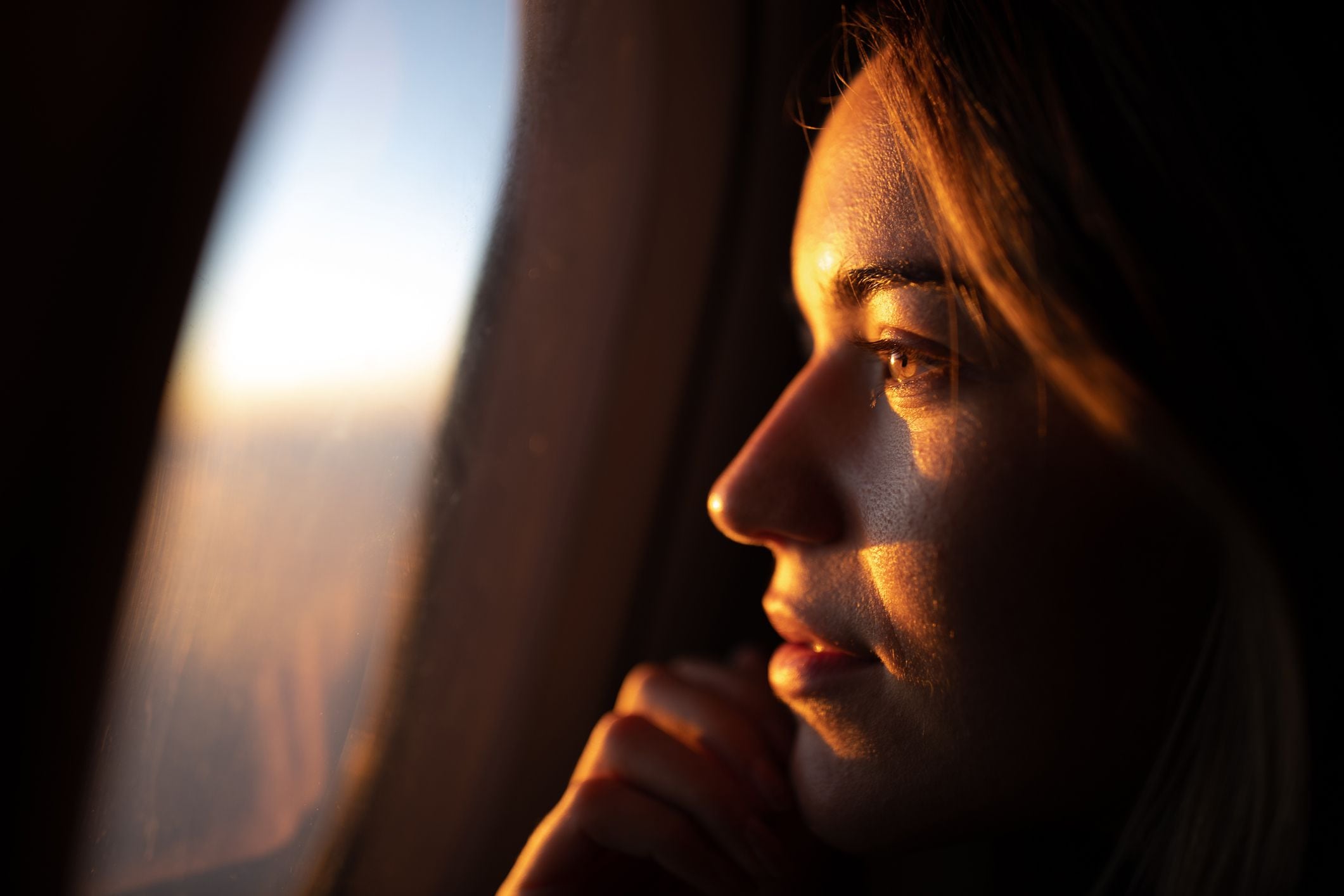 El horario del vuelo y el consumo de alcohol y cafeína afectan directamente la capacidad para dormir en un avión