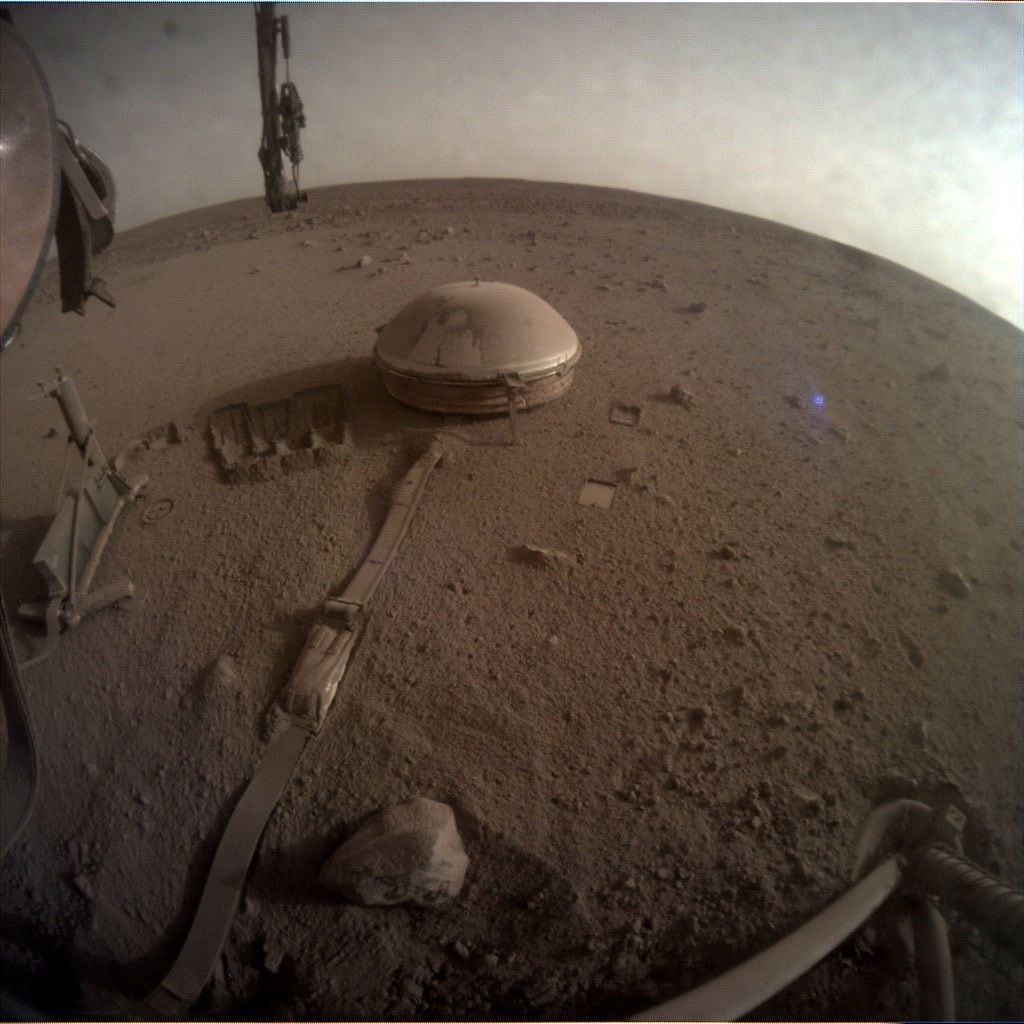 Vista del sismómetro de InSight en la superficie marciana, en una de las últimas imágenes tomadas por el módulo de aterrizaje InSight Mars de la NASA, el 11 de diciembre de 2022. NASA/JPL-Caltech/Handout vía REUTERS