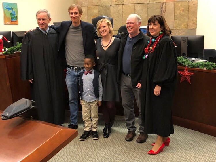 Michael Clark junto a sus padres David Eaton y Andrea Melvin y la jueza Patricia Gardner (Gentileza Condado de Kent)