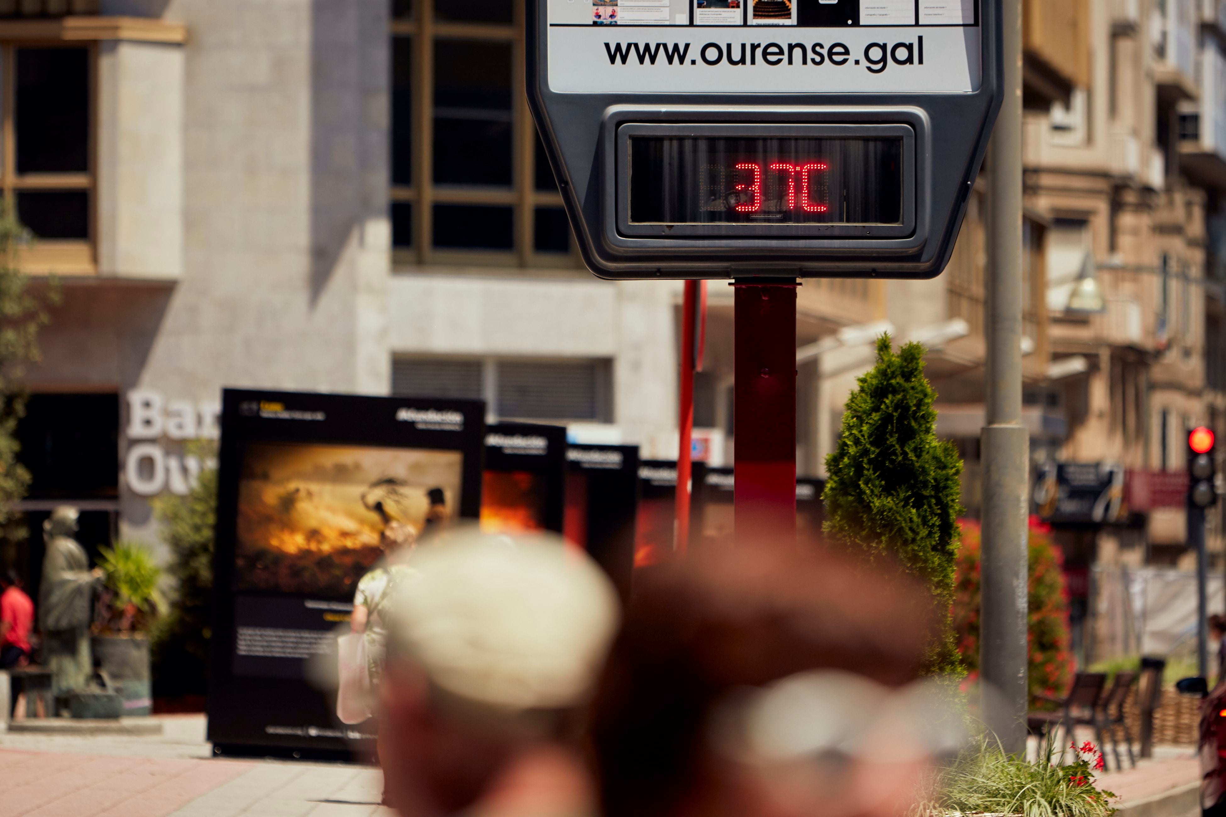 Un termómetro con temperatura a 37º,  a 23 de junio de 2023, en Ourense, Galicia. (Europa Press)