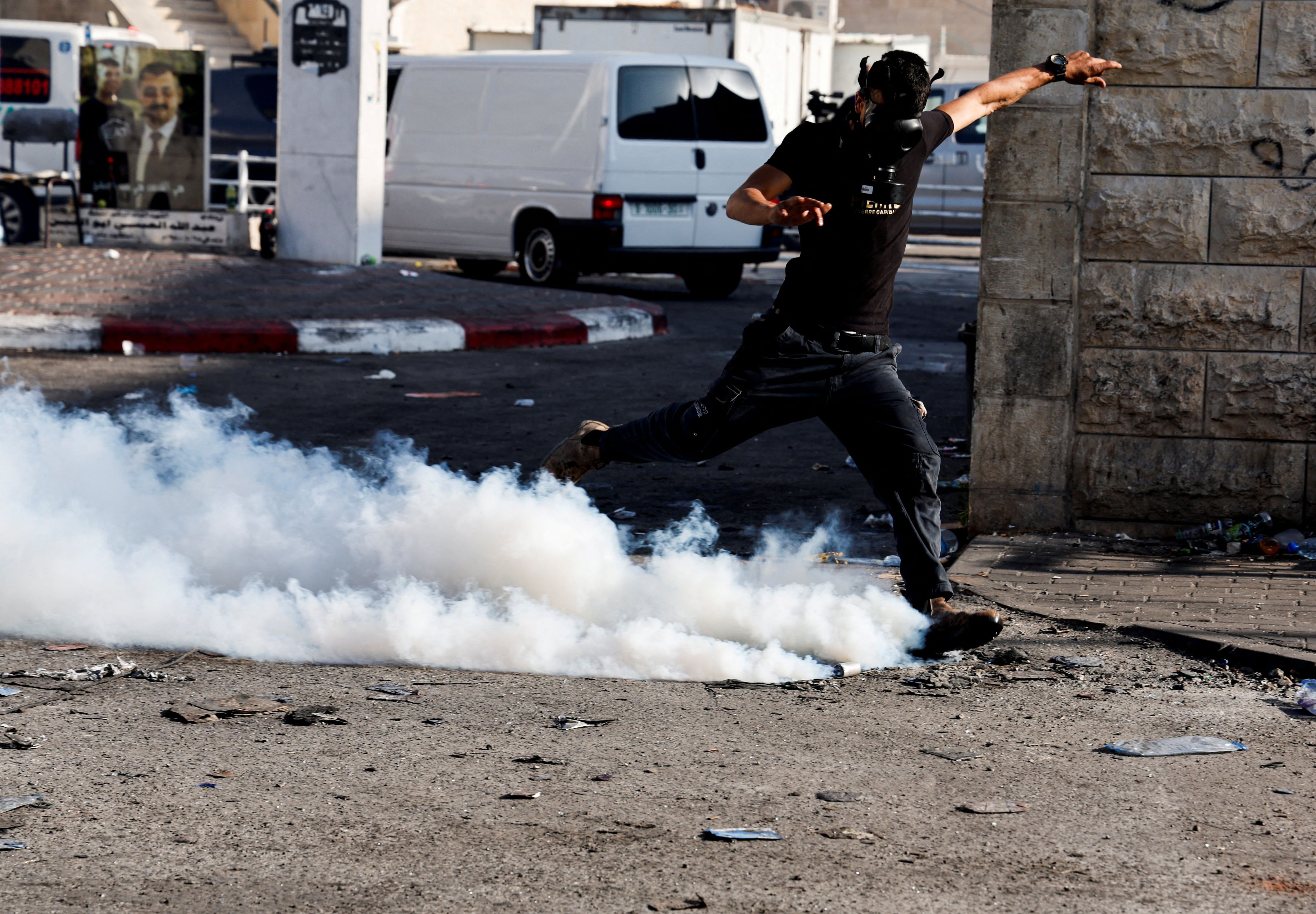 Una persona corre durante enfrentamientos entre palestinos y fuerzas israelíes en medio de una operación militar israelí en Yenín, en la Cisjordania (REUTERS/Raneen Sawafta)